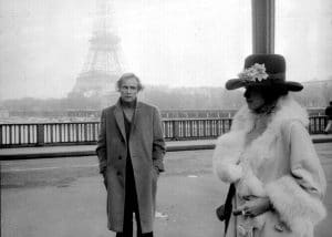 Marlon Brando en El último tango en París, con la Torre Eiffel al fondo